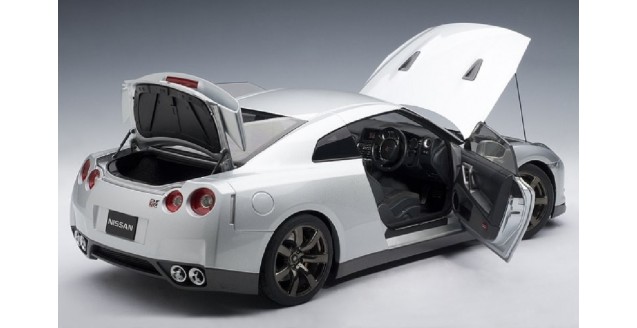 AUTOart 12216 Nissan GT-R (R35) Premium Edition Ultimate Silver 1:12