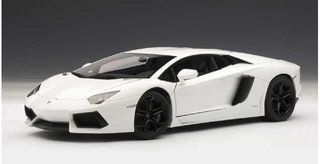 AUTOart 74663 Lamborghini Aventador LP700-4 Bianco Isis White 1:18