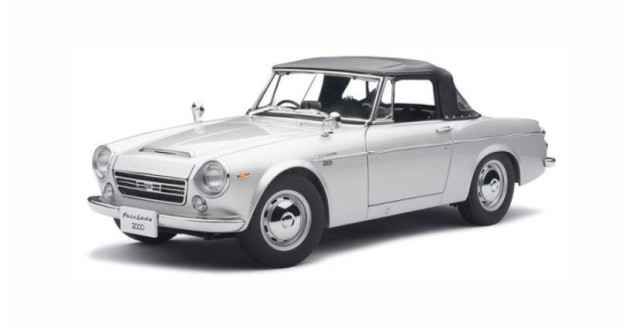 AUTOart 77432 Datsun Fairlady 2000 SR311 Silver 1:18